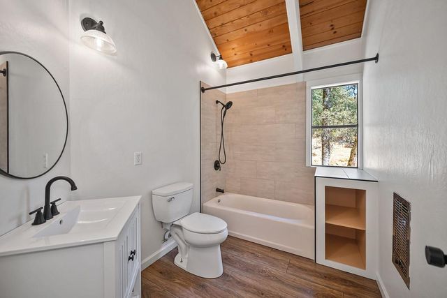15880 Arrowhead Pl, Grass Valley, CA 95949