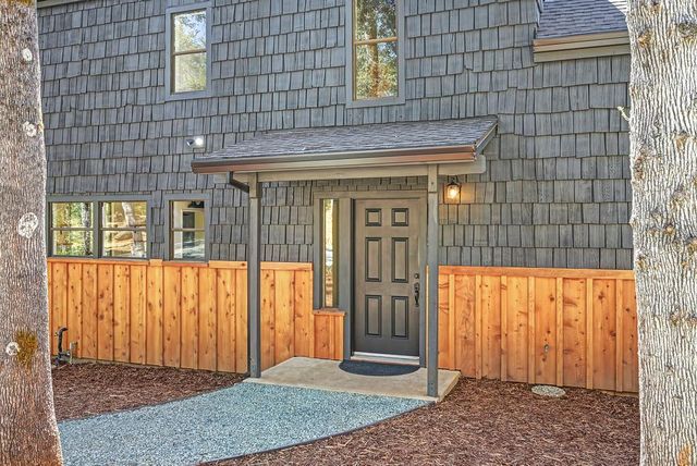 15880 Arrowhead Pl, Grass Valley, CA 95949
