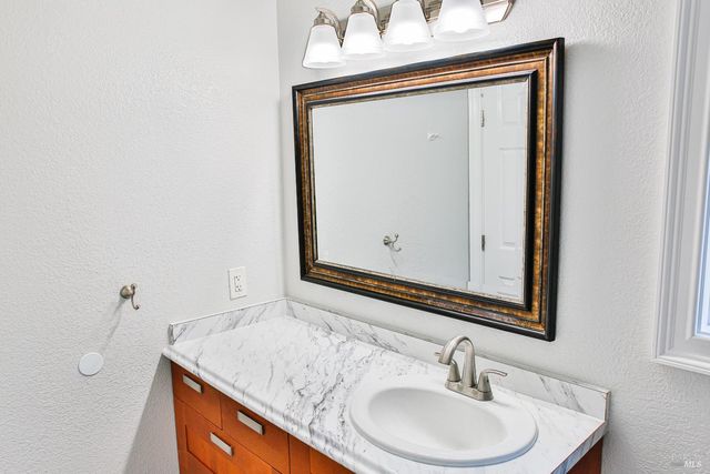 365 Alden Ct, Windsor, CA 95492