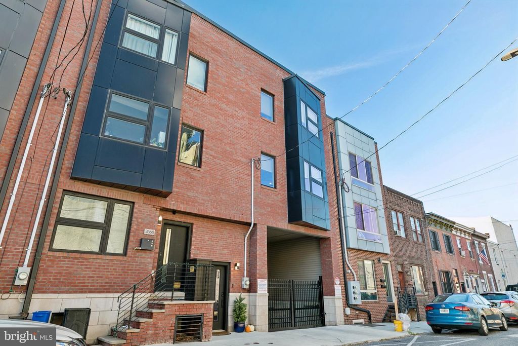 2670 SALMON ST, PHILADELPHIA, PA 19125 — photo 2