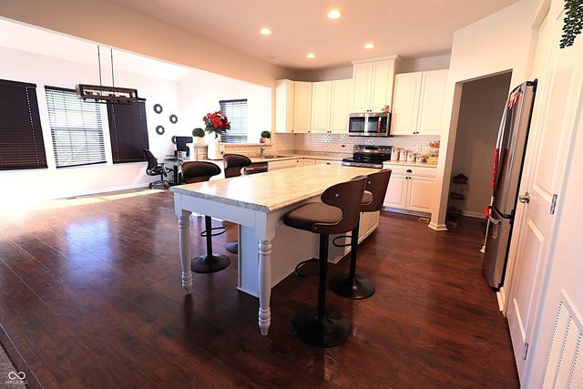 733 Keepsake Run, Greenwood, IN 46143