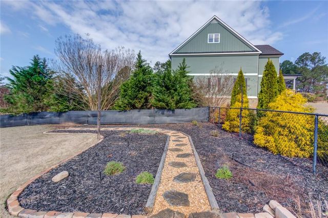 1005 Silver Thorne Drive, Loganville, GA 30052