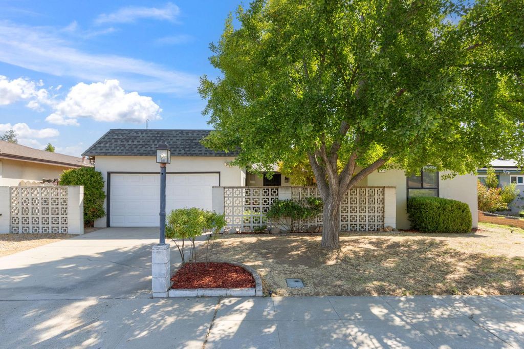 2975 Paula Drive, Clovis, CA 93612