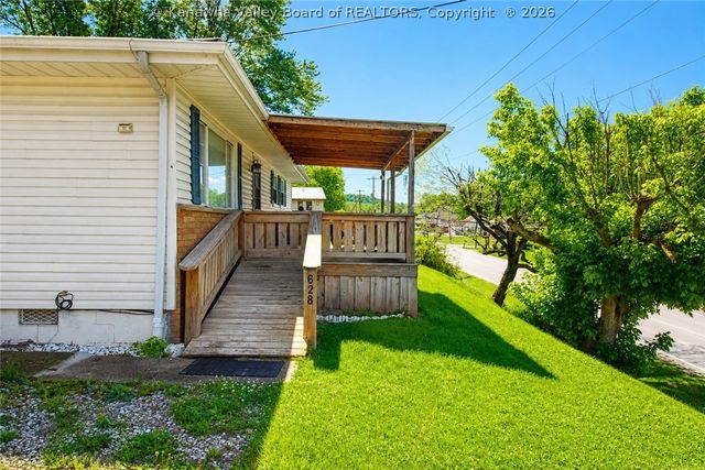 628 Cross Lanes Drive, Nitro, WV 25143