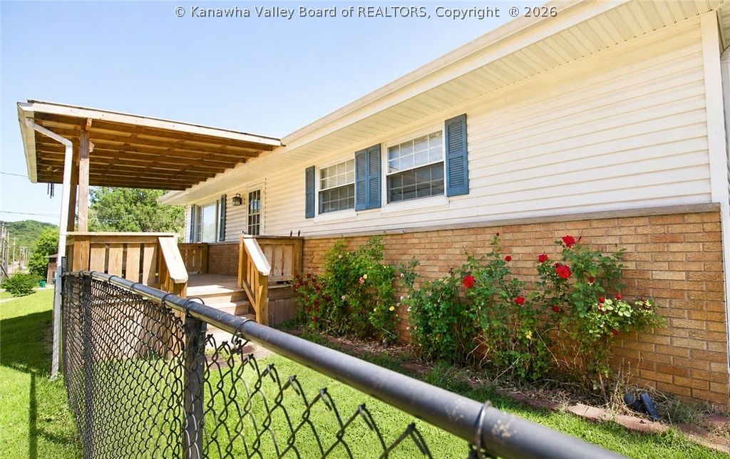 628 Cross Lanes Drive, Nitro, WV 25143
