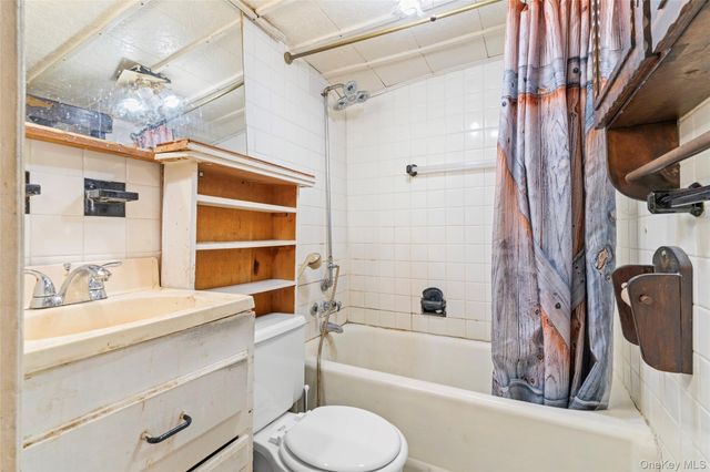8952 218th Street, Queens Village, NY 11427