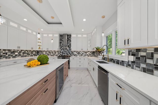 10441 S 83rd Avenue, Palos Hills, IL 60465