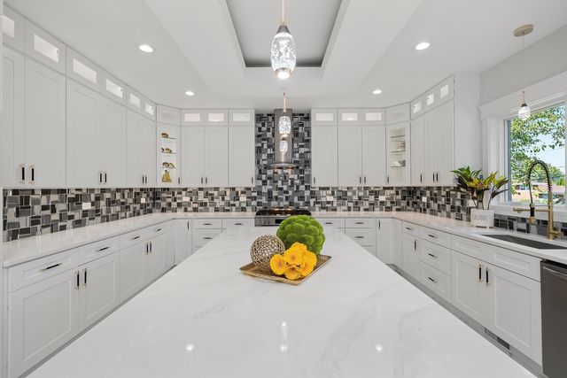 10441 S 83rd Avenue, Palos Hills, IL 60465