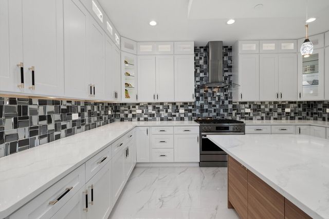 10441 S 83rd Avenue, Palos Hills, IL 60465