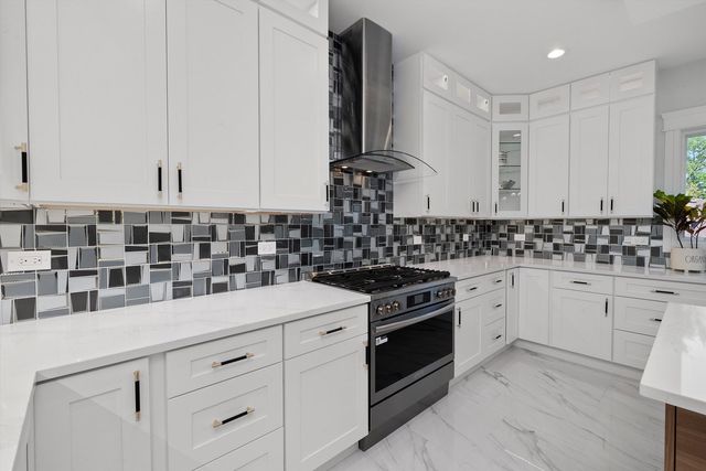 10441 S 83rd Avenue, Palos Hills, IL 60465