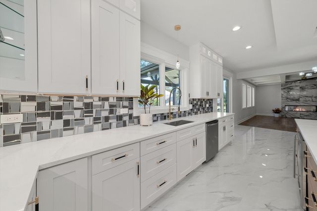 10441 S 83rd Avenue, Palos Hills, IL 60465