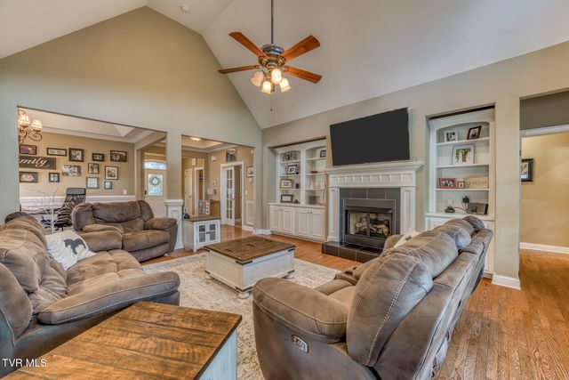 1016 Embassy Row, Johnson City, TN 37601