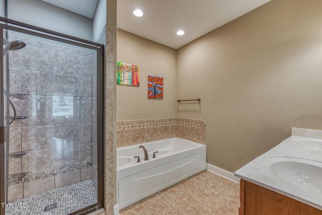 1016 Embassy Row, Johnson City, TN 37601