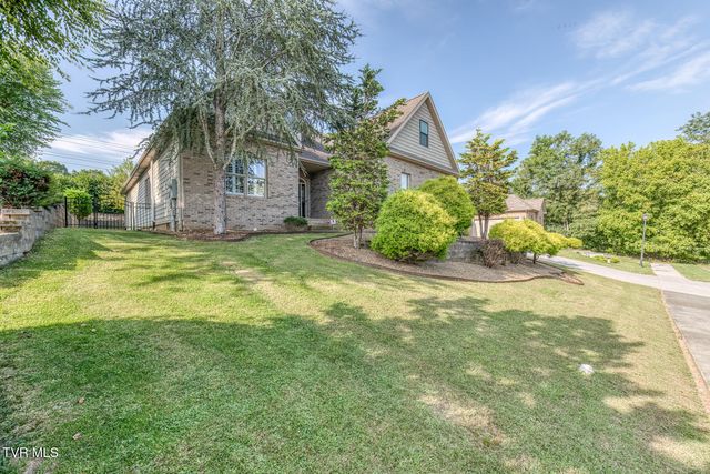 1016 Embassy Row, Johnson City, TN 37601