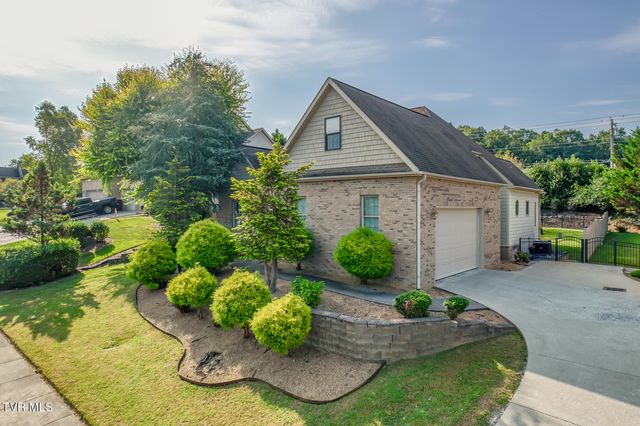 1016 Embassy Row, Johnson City, TN 37601