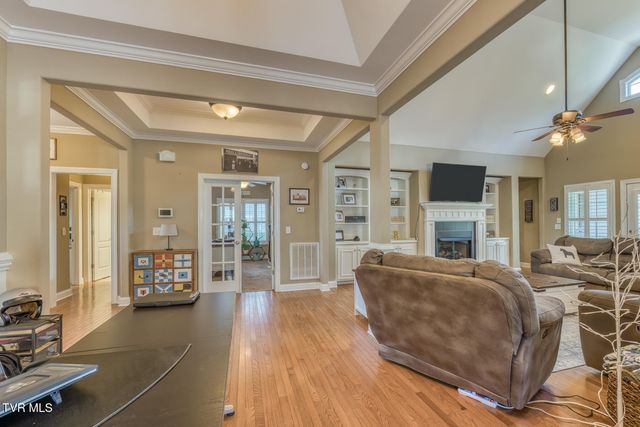 1016 Embassy Row, Johnson City, TN 37601