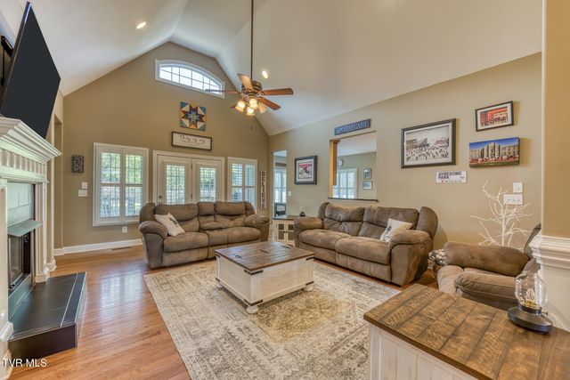 1016 Embassy Row, Johnson City, TN 37601