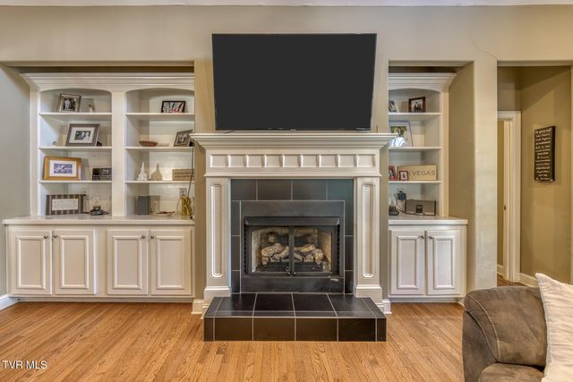 1016 Embassy Row, Johnson City, TN 37601