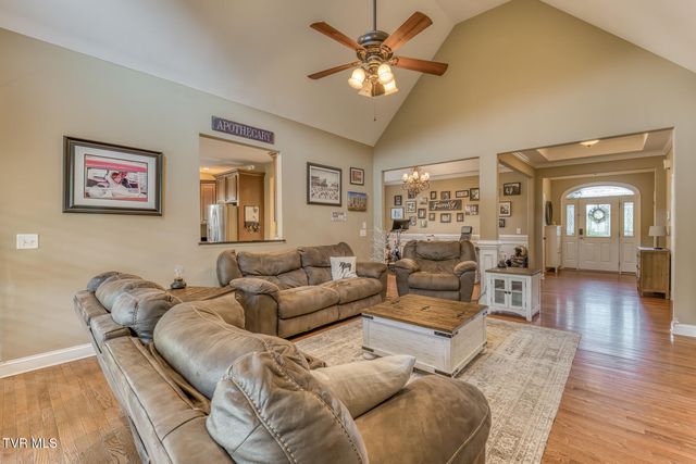 1016 Embassy Row, Johnson City, TN 37601
