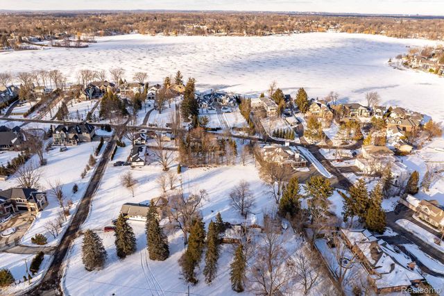 2580 Walnut Lake Road, West Bloomfield Charter Township, MI 48323