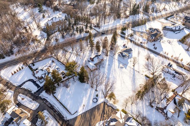 2580 Walnut Lake Road, West Bloomfield Charter Township, MI 48323