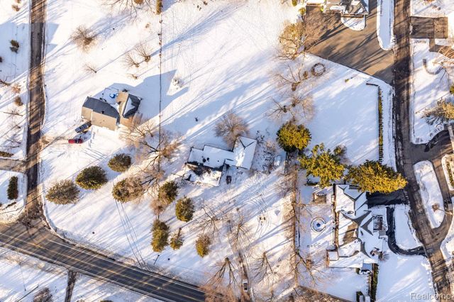 2580 Walnut Lake Road, West Bloomfield Charter Township, MI 48323