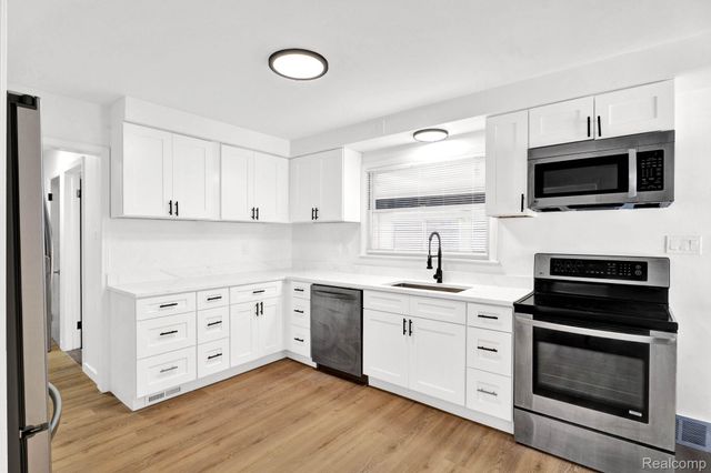 2580 Walnut Lake Road, West Bloomfield Charter Township, MI 48323