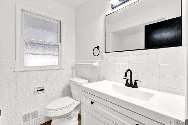 2580 Walnut Lake Road, West Bloomfield Charter Township, MI 48323