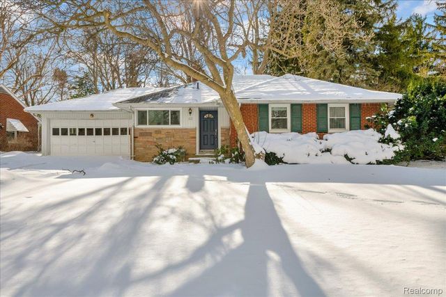 62 Barrington Road, Bloomfield Hills, MI 48302