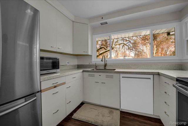 62 Barrington Road, Bloomfield Hills, MI 48302