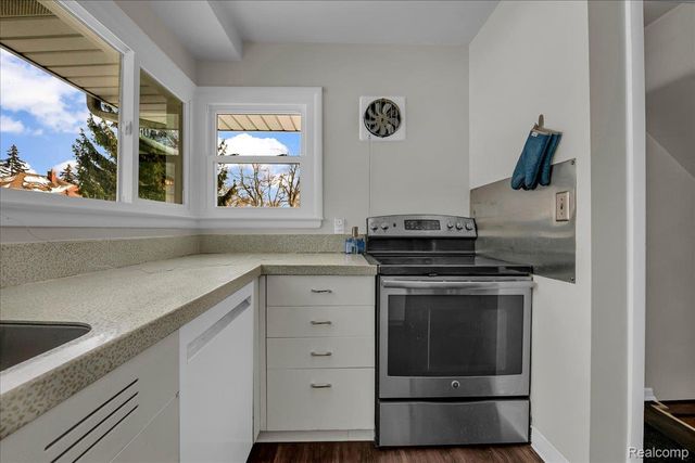 62 Barrington Road, Bloomfield Hills, MI 48302