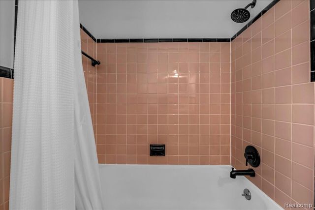 62 Barrington Road, Bloomfield Hills, MI 48302