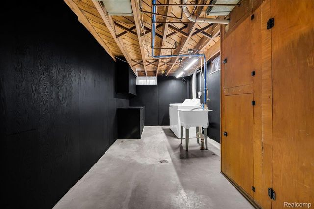 62 Barrington Road, Bloomfield Hills, MI 48302