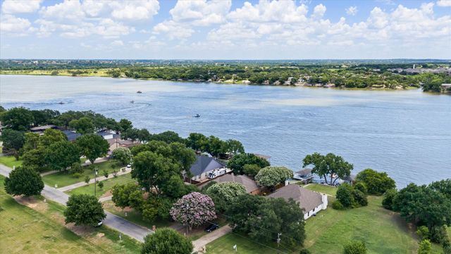 105 Casas Del Sur Street, Granbury, TX 76049