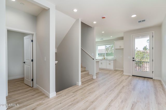 2601 E CLARENDON Avenue 14, Phoenix, AZ 85016