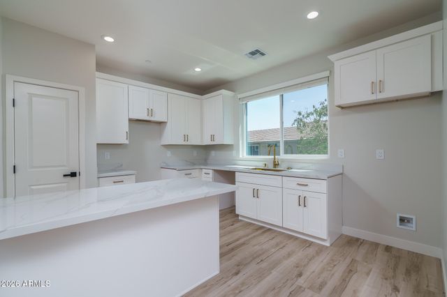 2601 E CLARENDON Avenue 14, Phoenix, AZ 85016