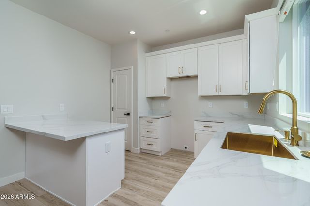 2601 E CLARENDON Avenue 14, Phoenix, AZ 85016