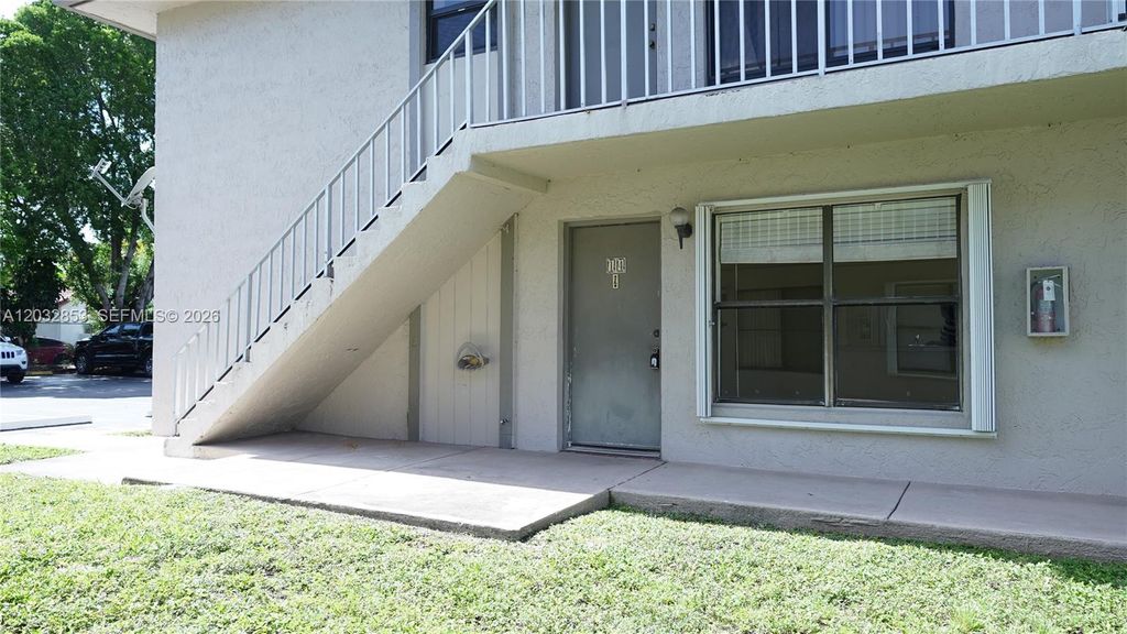 15326 SW 72nd St 11-14, Miami, FL 33193