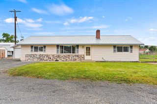S 271 Kershaw Dr, Yakima, WA 98908