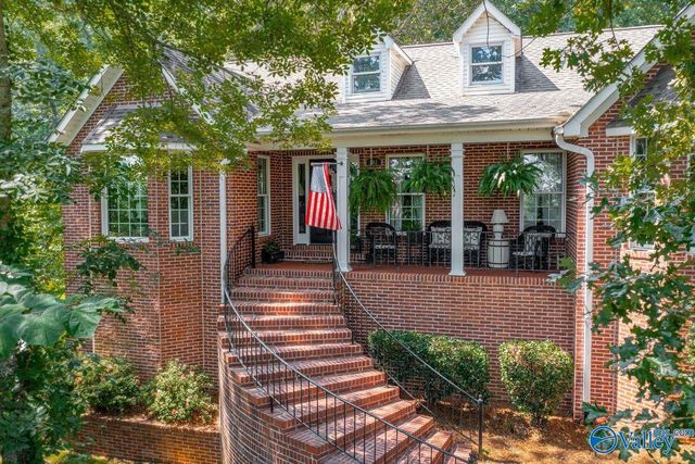 207 Hummingbird Way, Rainbow City, AL 35906