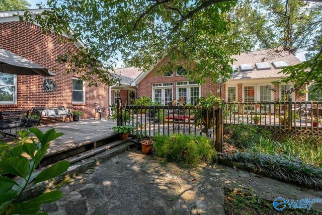 207 Hummingbird Way, Rainbow City, AL 35906