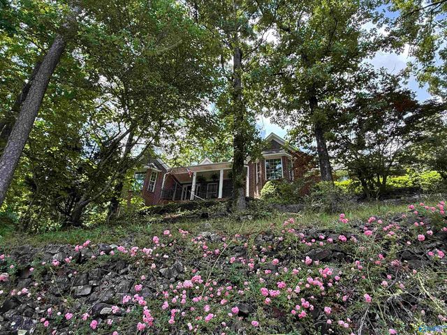 207 Hummingbird Way, Rainbow City, AL 35906