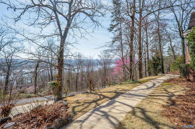 207 Hummingbird Way, Rainbow City, AL 35906