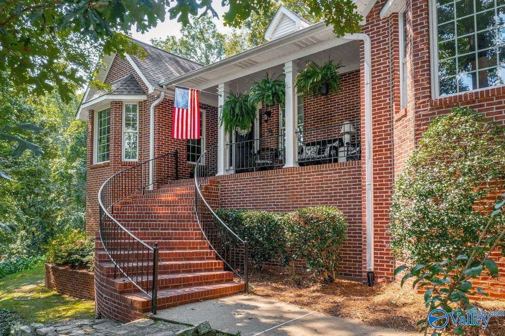 207 Hummingbird Way, Rainbow City, AL 35906