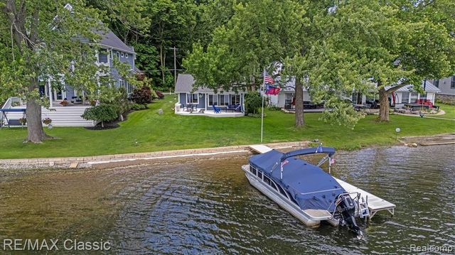 5286 Edgelake Drive, Pinckney, MI 48169