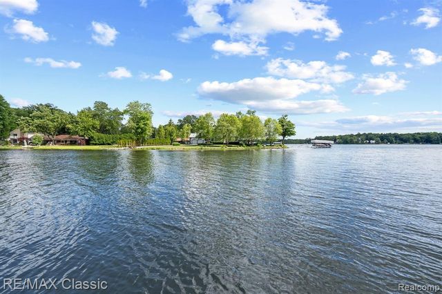 5286 Edgelake Drive, Pinckney, MI 48169