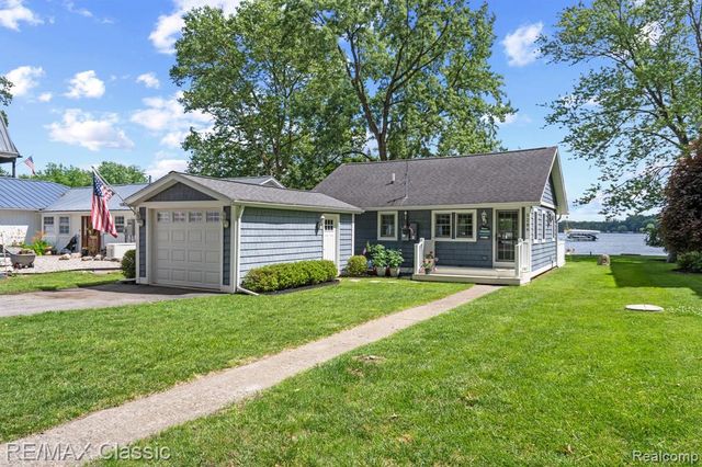 5286 Edgelake Drive, Pinckney, MI 48169