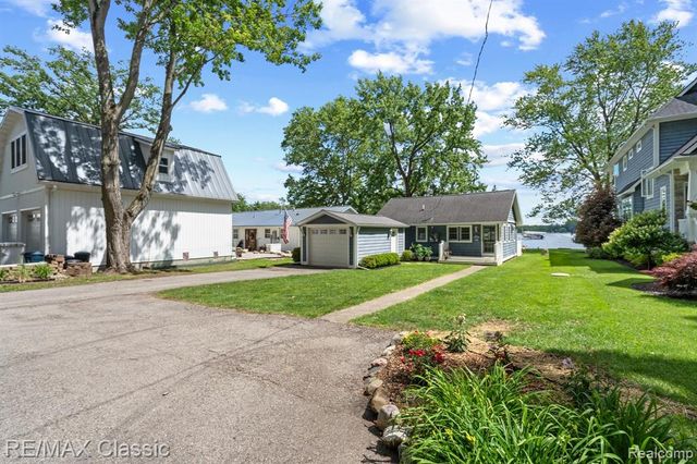 5286 Edgelake Drive, Pinckney, MI 48169