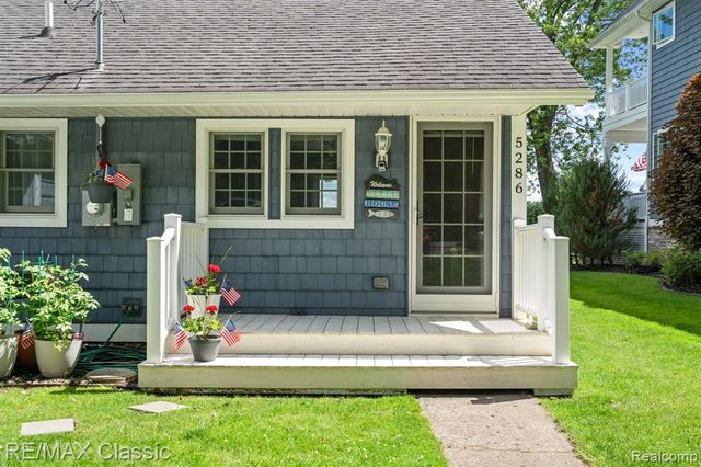 5286 Edgelake Drive, Pinckney, MI 48169