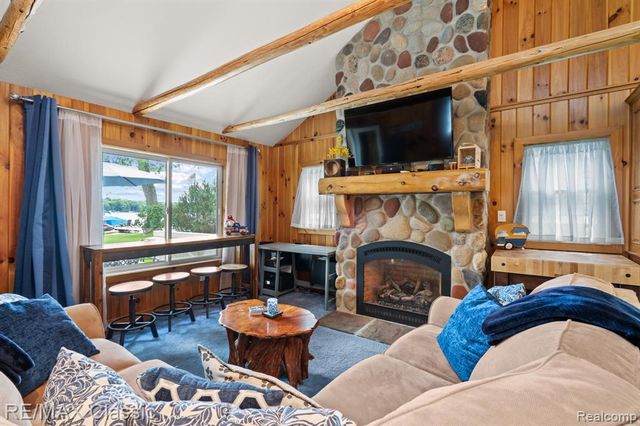 5286 Edgelake Drive, Pinckney, MI 48169